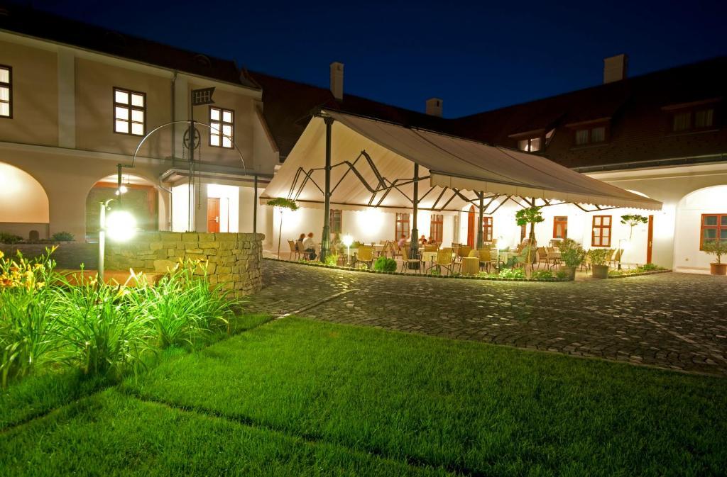 Hotel Historia & Historante Veszprem Exterior photo